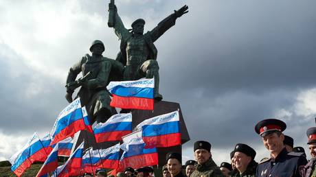 DATEIFOTO: Teilnehmer der Kundgebung anlässlich des 3. Jahrestages der Wiedervereinigung der Krim mit Russland am Kap Chrustalny in Sewastopol.