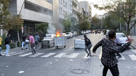 Protesters clash with police in Iran, September 20, 2022. © Anadolu Agency / Getty Images