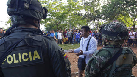 Coca growers confront soldiers in Tibu, Colombia, May 2022. © Schneyder Mendoza / AFP