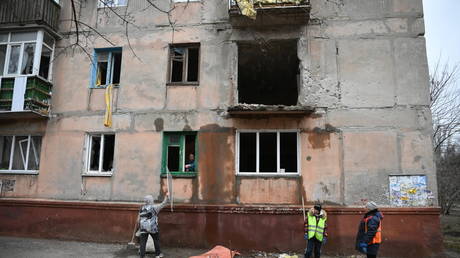 People change the glass in the windows in the house that was damaged as a result of the shelling in Gorlovka.