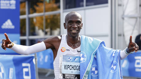 Kenyan marathon legend smashes own world record (VIDEO)