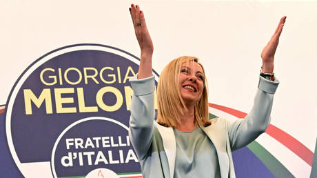 La dirigeante du parti Frères d'Italie (FI), Giorgia Meloni, prononce un discours au siège de campagne de son parti.