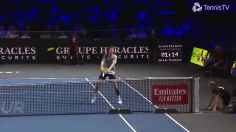 Russian-born star infuriates tennis crowd with mid-match antics (VIDEO)