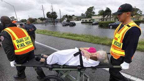 Les sauveteurs évacuent les résidents d'une résidence-services en raison des inondations causées par l'ouragan Ian à Orlando, en Floride, le 29 septembre 2022.