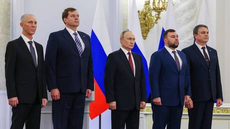 From left, the leaders of Kherson and Zaporozhye Regions, Vladimir Saldo and Evgeny Balitsky, Russian President Vladimir Putin, center, as well as the heads of the Donetsk and Lugansk People’s Republics, Denis Pushilin and Leonid Pasechnik