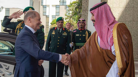 Saudi Crown Prince Mohammed bin Salman (R) shakes hands with Olaf Scholz after his arrival in Jeddah, Saudi Arabia, September 24, 2022