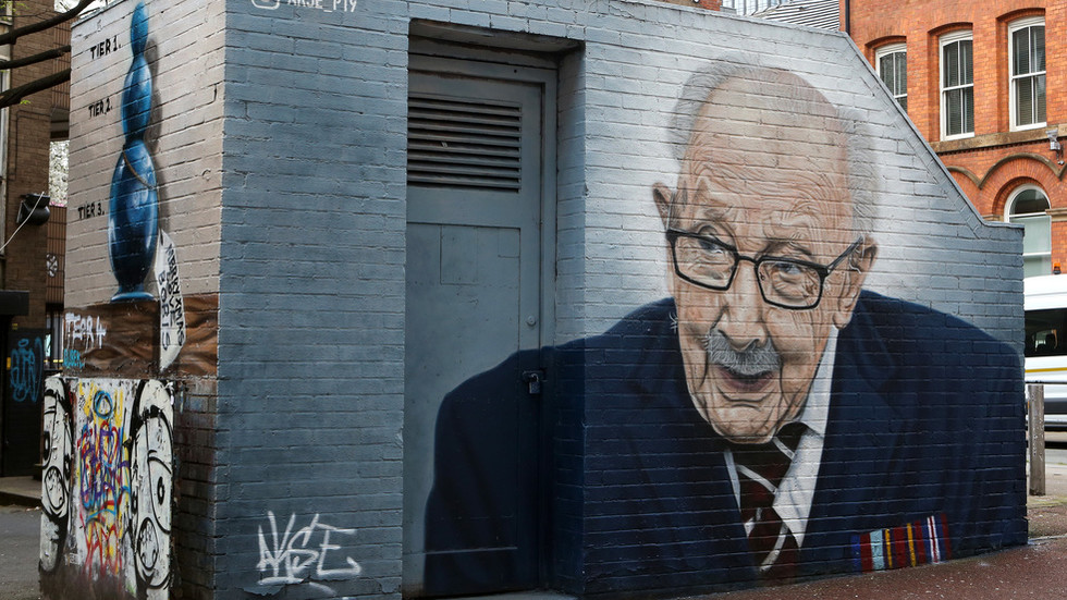 Climate activist pours feces on WWII veteran’s memorial — RT World News Climate activist pours feces on WWII veteran’s memorial — RT World News