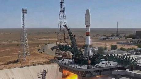 A Russian Soyuz-2.1b rocket carrying the Iranian Khayyam satellite blasts off from the Baikonur Cosmodrome ini Kazakhstan, August 9, 2022