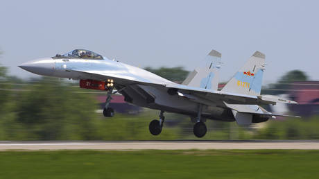 PHOTO DE FICHIER: Avion de chasse Su-35S de l'armée de l'air de la République populaire de Chine.