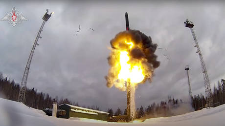 PHOTO DE DOSSIER: Un missile balistique intercontinental Yars est lancé depuis un aérodrome lors d'exercices militaires en Russie le 19 février 2022.