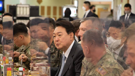 Le président sud-coréen Yoon Suk-yeol (au centre) est vu en train de dîner avec les troupes américaines et sud-coréennes plus tôt cette année au Camp Humphreys à Pyeongtaek.