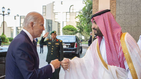 PHOTO DE DOSSIER: Le président américain Joe Biden et le prince héritier d'Arabie saoudite Mohammed ben Salmane au palais royal d'Alsalam à Djeddah, en Arabie saoudite, le 15 juillet 2022.