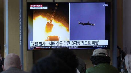 Un écran de télévision montre des images d'archives d'un lancement de missile nord-coréen lors d'un programme d'information à la gare de Séoul, en Corée du Sud, le 13 octobre 2022.