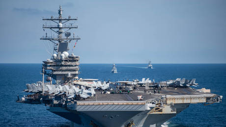 Le porte-avions à propulsion nucléaire USS Ronald Reagan de la marine américaine est vu lors d'un exercice naval combiné avec la Corée du Sud le 29 septembre 2022, au large de la côte est de la Corée du Sud.