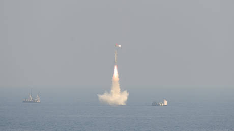 Индийская атомная подводная лодка выпустила ракету