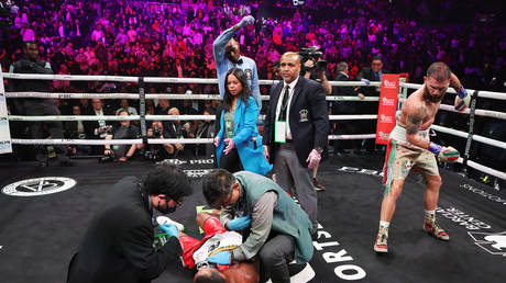 Referee stops boxer for provocative KO celebration (VIDEO)