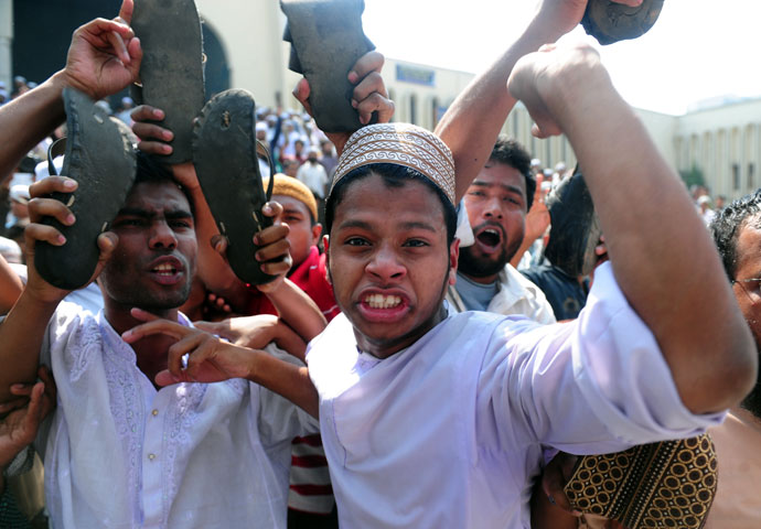 Bangladeshi Islamist activists shout slogans inside the Baitul Mukarram national mosque in Dhaka on February 22, 2013. (AFP Photo / Munir uz Zaman)