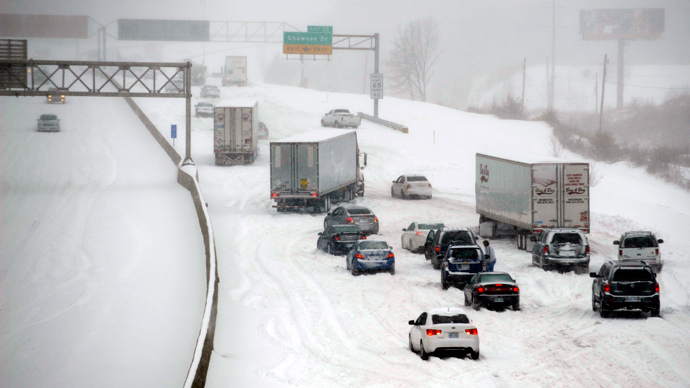 Stalled vehicles are seen during a blizzard as traffic comes to a standstill on the I-635 in Kansas City, Kansas, February 21, 2013 (REUTERS / Dave Kaup)