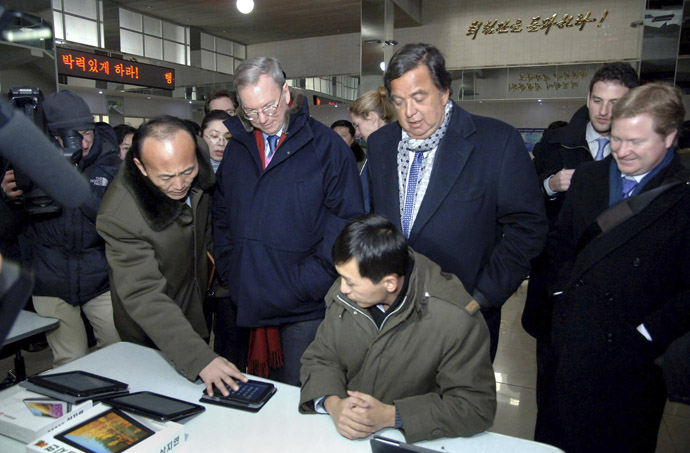 This picture, taken by North Korea's official Korean Central News Agency on January 9, 2013 shows former New Mexico Governor Bill Richardson (C-R) and US Internet giant Google executive chairman Eric Schmidt (C-L) visiting Kim Il Sung University's computer center in Pyongyang. (AFP Photo KCNA via KNS)
