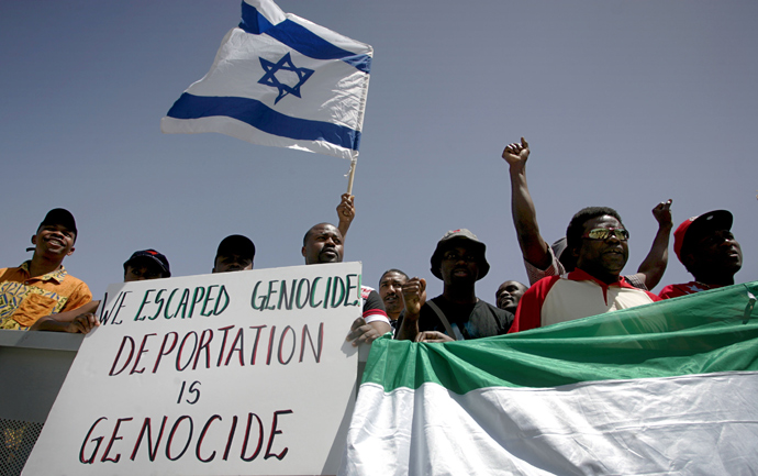 Refugees and asylum seekers from Sudan, Sierra Leone, Liberia and Ethiopia demonstrate in front of Israel's Prime Minister's office in Jerusalem June 5, 2006 (Reuters / Yonathan Weitzman)