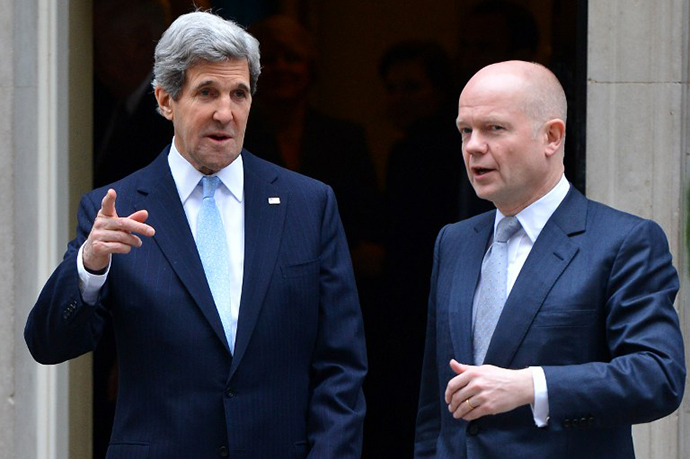 British Foreign Secretary William Hague (R) and US Secretary of State John Kerry (L). (AFP Photo / Ben Stansall)