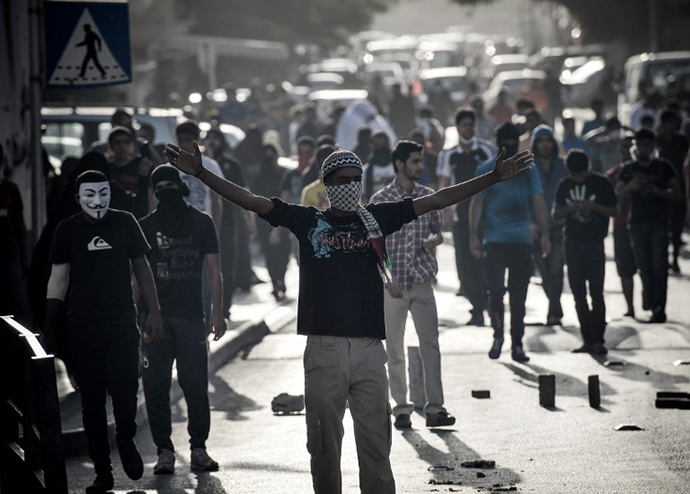 Bahraini protestors gather during clashes with riot police, who prevented them from reaching Salmaniya hospital to reclaim the dead body of Mahmud al-Jaziri, on February 25, 2013. (AFP Photo / Mohammed Al-Shaikh)