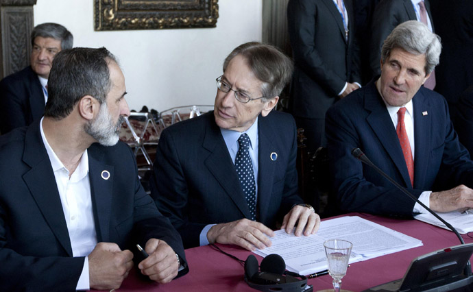 Syrian National Coalition President Mouaz al-Khatib, Italian Foreign Minister Giulio Terzi and US Secretary of State John Kerry take place for a meeting of the "Friends of the Syrian People (FOSP) Ministerial" group on February 28, 2013 in Rome. (AFP Photo/Claudio Peri)