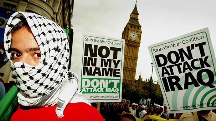 Anti-war protestors pass Big Ben and the Houses of Parliament on a march opposing a military strike on Iraq on September 29, 2002. (Reuters)