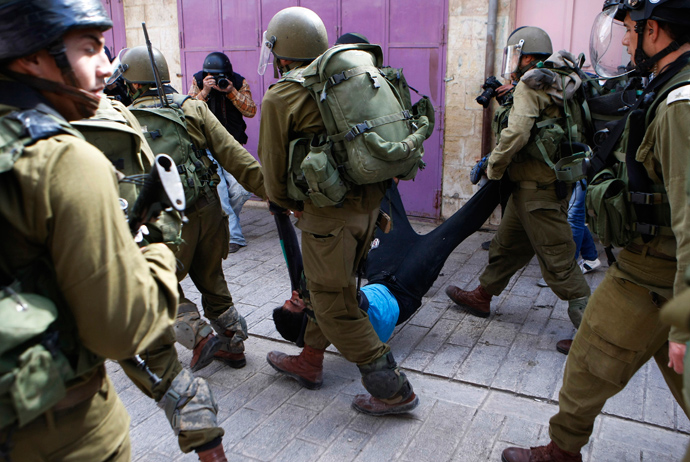 Israeli soldiers detain a Palestinian during clashes in the West Bank city of Hebron March 1, 2013 (Reuters / Mussa Qawasma)