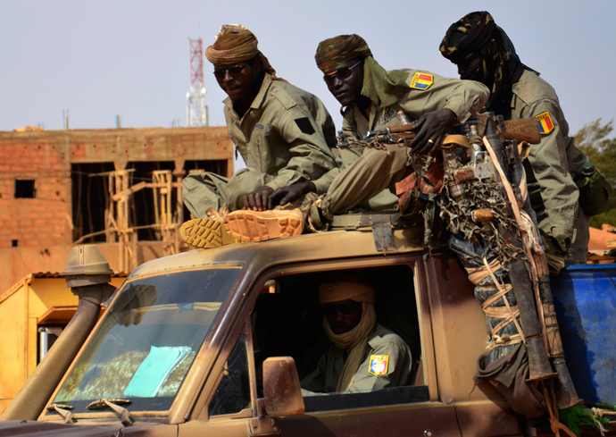 Chadian soldiers on a truck leaving Niamey for the Malian border (AFP Photo / Boureima Hama) 