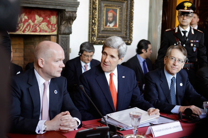 (L-R) British Foreign Secretary William Hague, US Secretary of State John Kerry and Italy's foreign minister Giulio Terzi Sant'Agata take place for a meeting of the "Friends of the Syrian People (FOSP) Ministerial" group on February 28, 2013 in Rome (AFP Photo / Pool / Jacqublyn Martin)