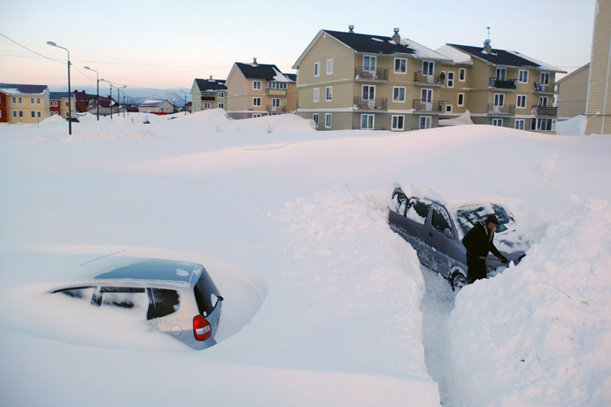A man digs out his car in the village of Troitskoye, Anivsky District (Sakhalin Island) following a low-pressure snowfall. (RIA Novosti/Sergey Krasnouhov)