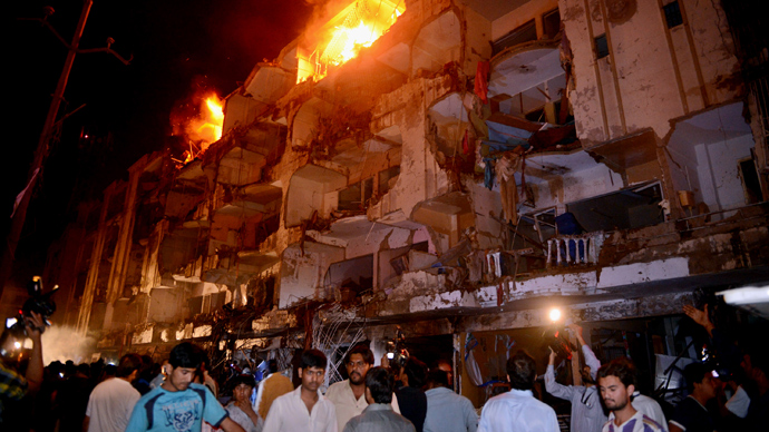  People gather on the site of bomb blast in Karachi on March 3, 2013 (AFP Photo)