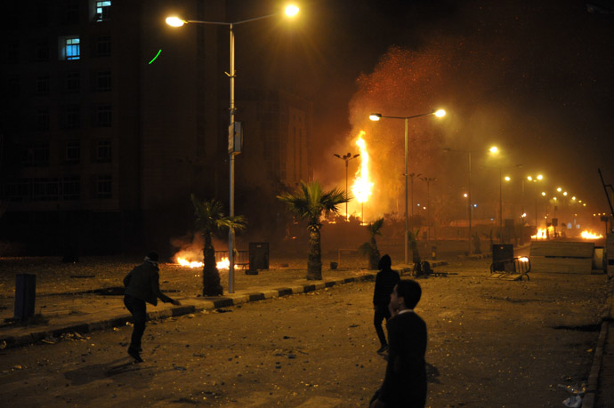 Egyptian protesters clash with security forces in Port Said late on March 3, 2013. (AFP Photo)