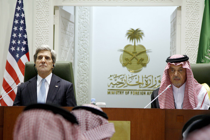 U.S. Secretary of State John Kerry (L) and his Saudi counterpart Prince Saud al-Faisal hold a press conference at the press hall in the Saudi Foreign Ministry in Riyadh, on March 4, 2013. (AFP Photo)