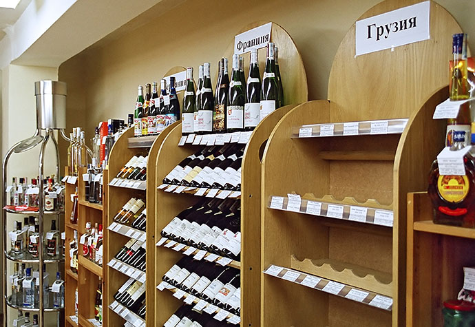 Georgian wines removed from sale in a Moscow store with a ban. (RIA Novosti / Andrey Kamyshev)