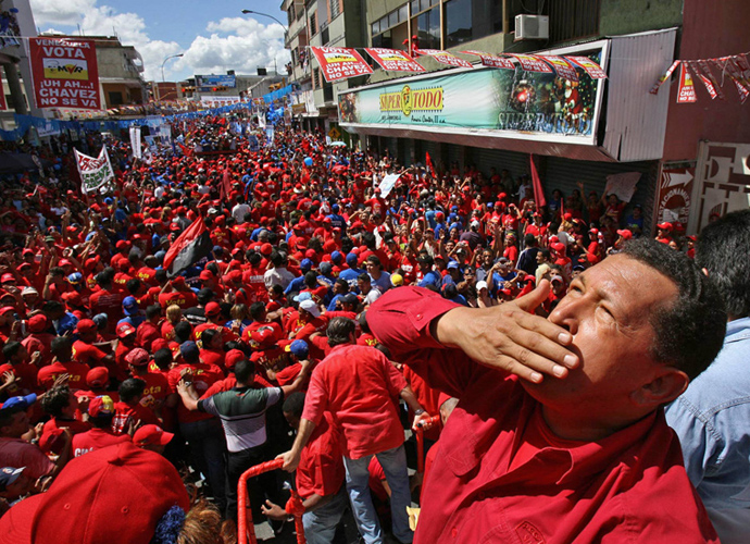 Venezuelan President Hugo Chavez greets supporters during a political gathering in the town of Guarico, some 100 km southwest of Caracas, 24 November 2006 (AFP Photo / Presidencia))