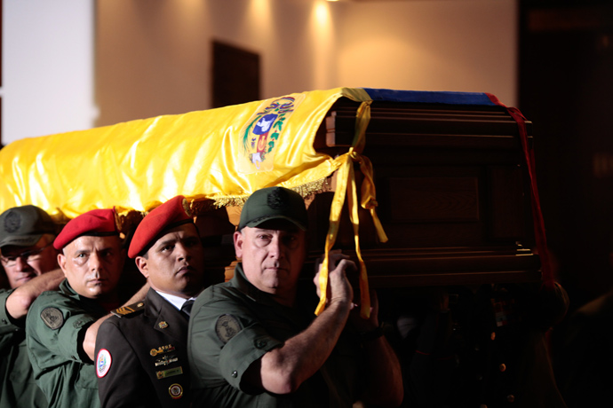 The coffin of the late Venezuelan President Hugo Chavez is carried to the Military Academy for his funeral on March 6, 2013 in Caracas (AFP Photo / Presidencia)