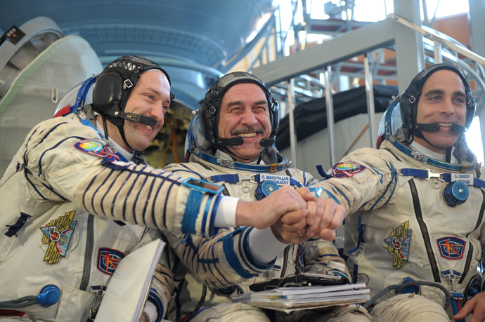 L-R: cosmonauts Alexander Misurkin, Pavel Vinogradov and Chris Cassidy at a training session of the ISS 35/35 prime crew in a Soyuz TMA_M simulator at the Gagarin Cosmonaut Training Center (RIA Novosti / Grigory Syisoev)