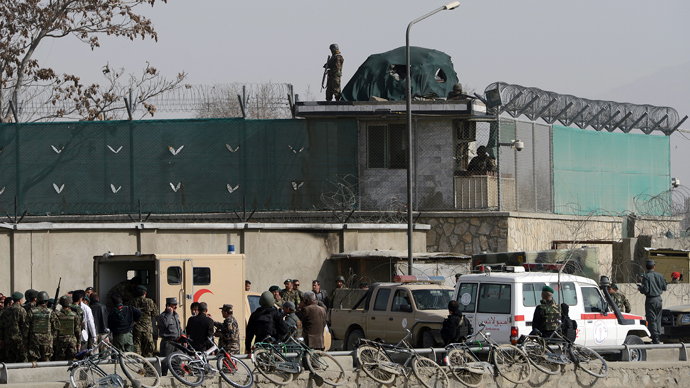 Afghanistan National Army (ANA) soldiers and security personnel walk at the site of a suicide attack next to the ministry of defence main gate in Kabul on March 9, 2013 (AFP Photo / Massoud Hossaini)