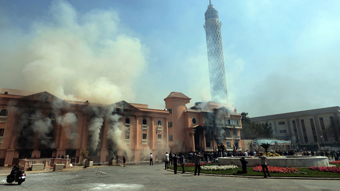 Smoke rises from the police officers' club in Cairo on March 9, 2013 after several buildings in the complex were set on fire (AFP Photo / Mohamed El-Shahed)