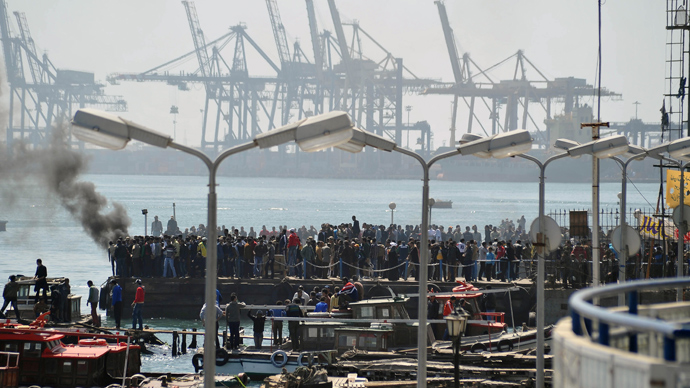 Egyptians gather at the Suez canal off the coast of Ismailia port city, east of Cairo, on March 9, 2013, to protest against the court ruling over the deadly football riot of 2012 (AFP Photo / STR)
