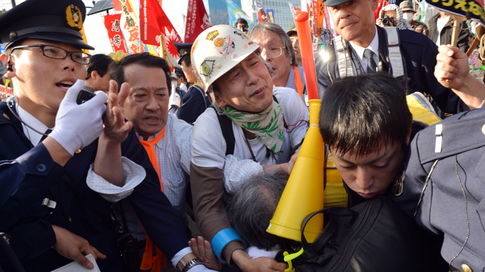 Civic group members and police clash at a demonstration after an anti nuclear rally in Tokyo on March 9, 2013 (AFP Photo / Yoshikazu Tsuno)