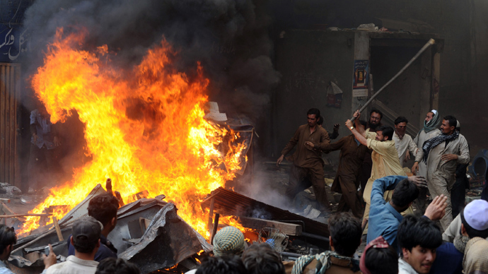 Angry Pakistani demonstraters torch Christian's belongings during a protest over a blasphemy row in a Christian neighborhood in Badami Bagh area of Lahore on March 9, 2013 (AFP Photo / Arif Ali)