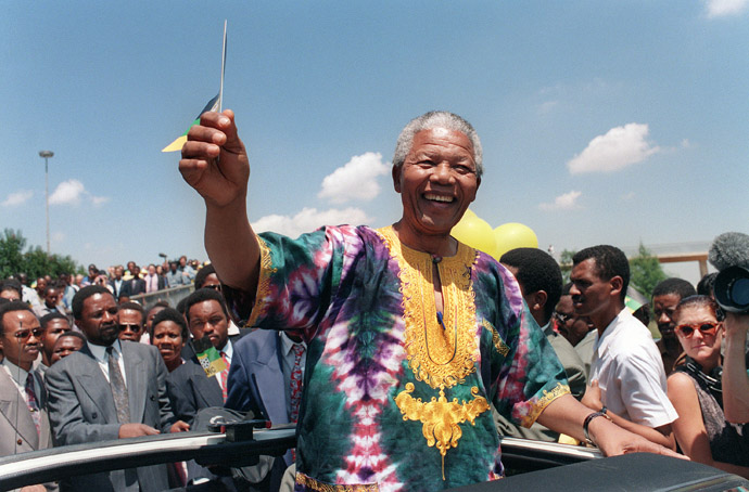 Nelson Mandela waves to supporters during an electoral meeting, 29 January 1994 in Johannesburg, as he is campaigning for presidential election. South Africans will vote 27 April 1994 in the country's first democratic and multiracial general elections. (AFP Photo)