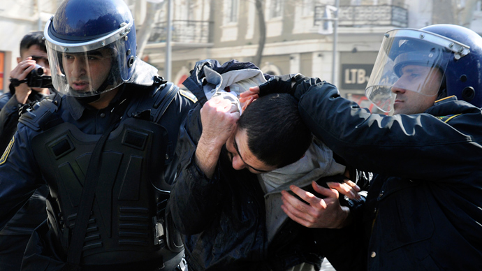 Riot policemen catch a protester during the crackdown of the rally against the soldier's death in the national Azerbaijan's army in Baku on March 10, 2013 (AFP Photo / Tofik Babayev)