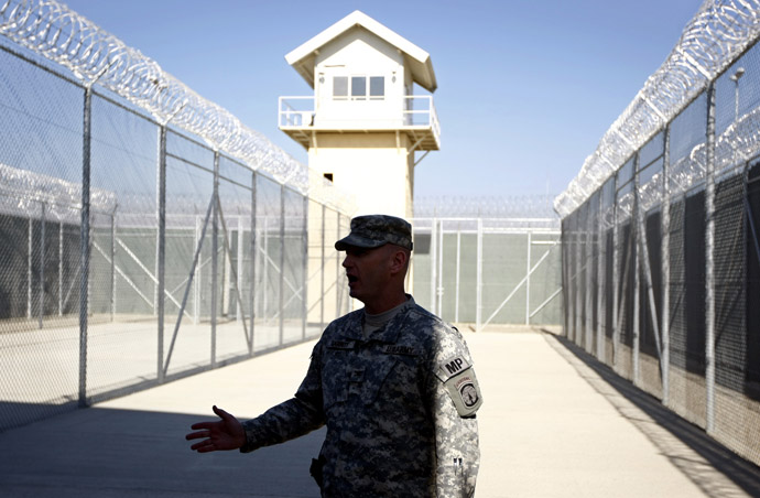 A U.S. soldier talks to reporters visiting a new detention centre at the U.S. Bagram Air Base, north of Kabul November 15, 2009. (Reuters/Jonathon Burch)