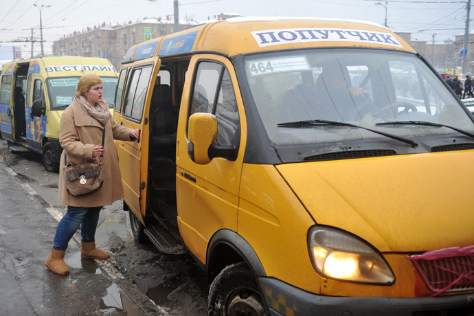 Passenger getting on a shuttle van in one of the Moscow districts. (RIA Novosti/Alexander Utkin)