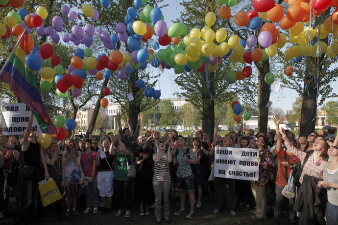 Sexual minority people launch multi-colored balloons during a rally in Petrovsky Park, St. Petersburg (RIA Novosti / Alexey Danichev) 