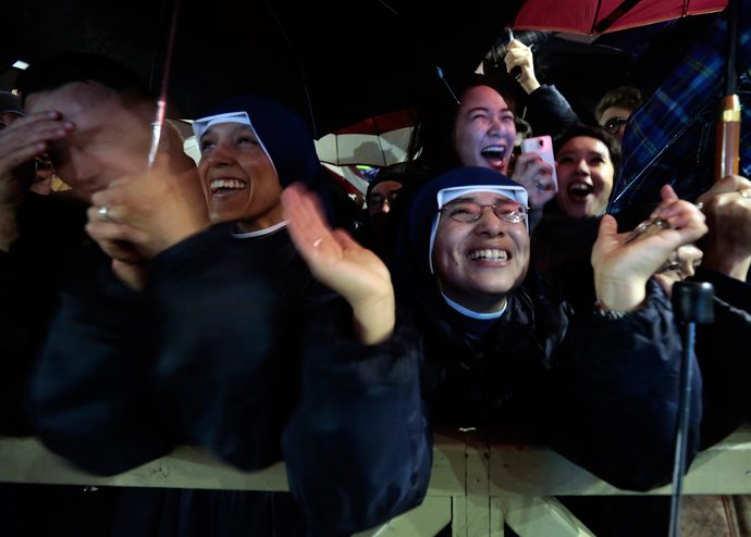 Faithful cheer as white smoke rises from the chimney above the Sistine Chapel, indicating a new pope has been elected at the Vatican, March 13, 2013 (Reuters / Eric Gaillard)